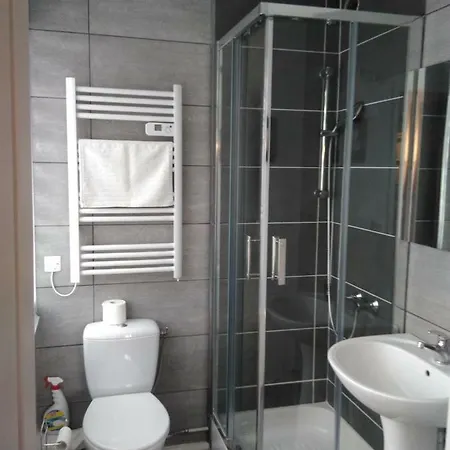 24 Fois - Circuit Des 24 H A 10 Mn - 2 Chambres, 4 Personnes & Cuisine